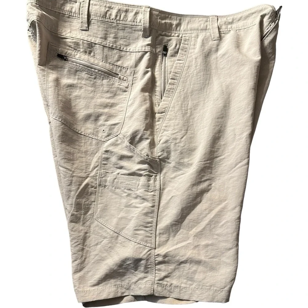 NordicTrack Cargo Shorts Khaki 3 Zip Pockets Hiking‎ Camp Casual Mens Size 42